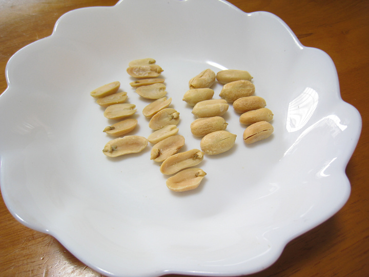 柿の種 亀田製菓　ピーナッツ数